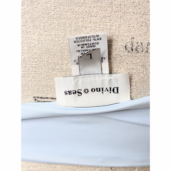 Divino Seas Bikini Top | Cute Ana de Bretana in Tropical Blue - Picture 5 of 5